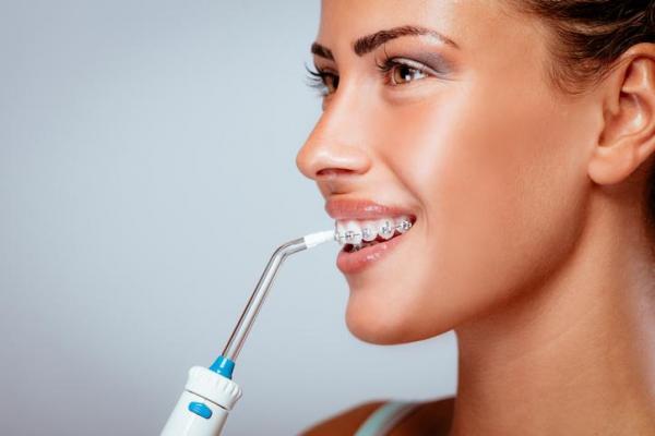 Cómo limpiar entre los dientes