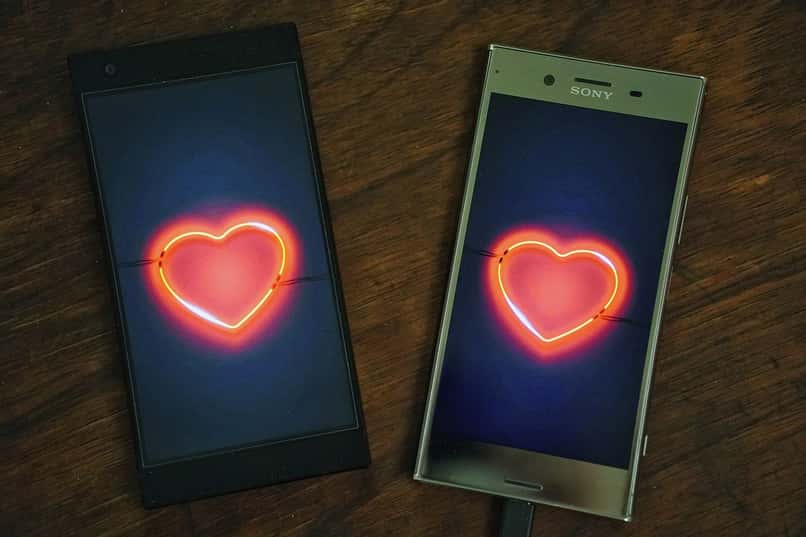 dos teléfonos con corazones