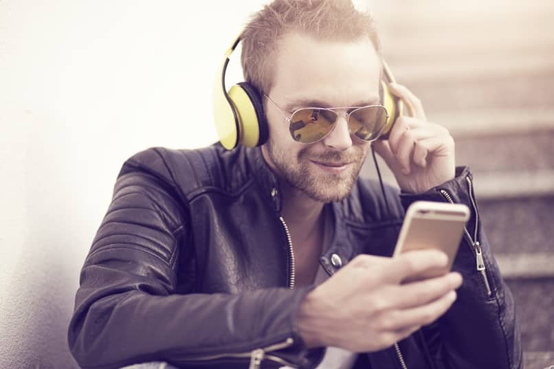 hombre usando discord en movil