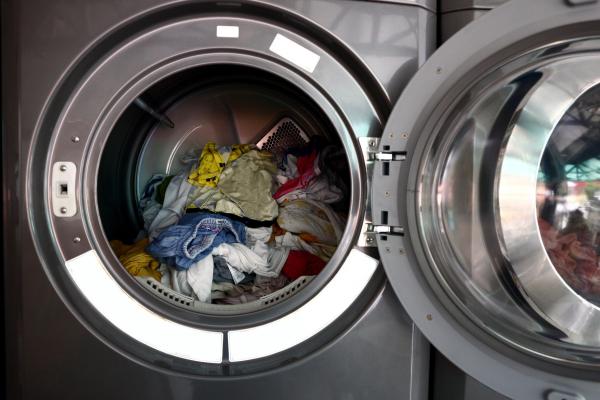 ¿La secadora realmente encoge la ropa?